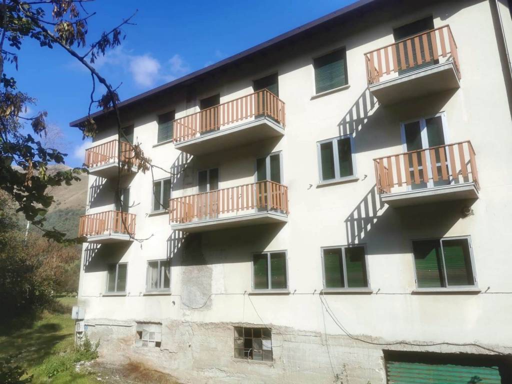 Palazzo / stabile a Zelbio in Via Camilla Pesenti, 1 - Foto 3