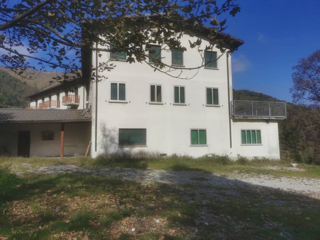 Palazzo / stabile a Zelbio in Via Camilla Pesenti, 1 - Foto 4