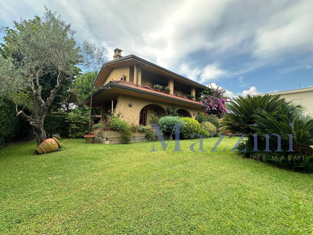 Villa a Forte dei marmi in Via Civitali - Foto 3