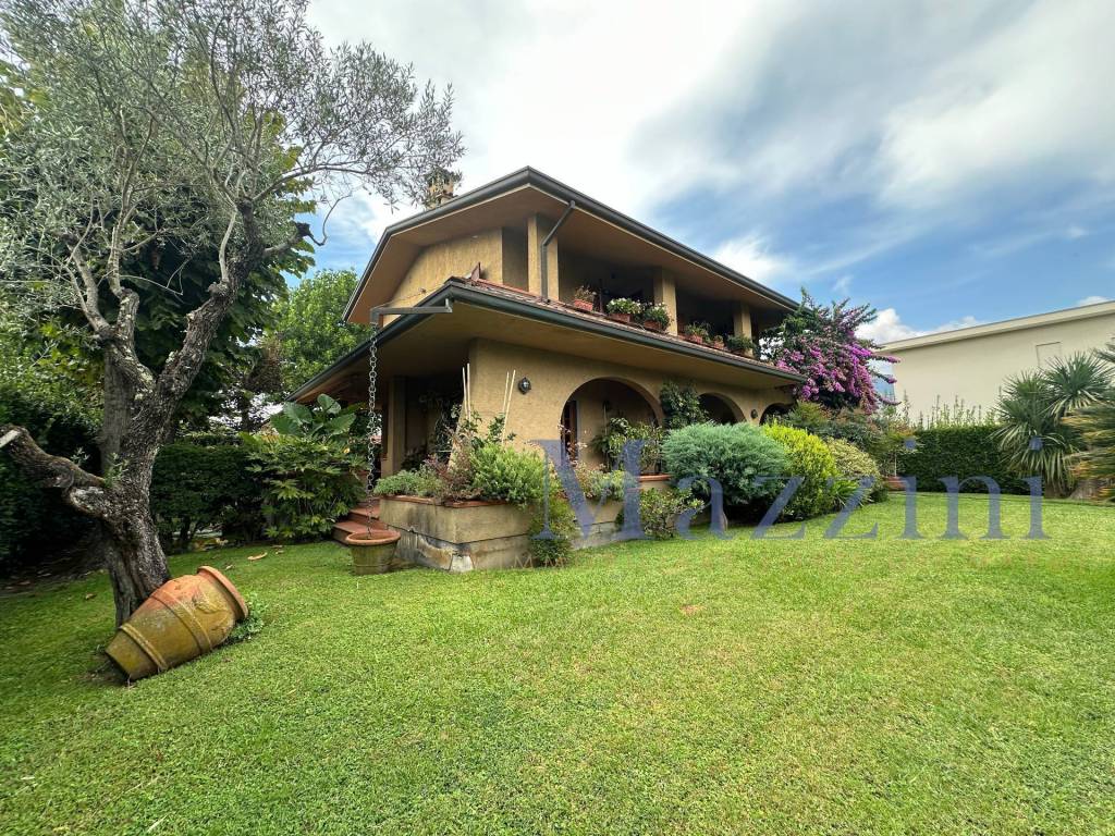 Villa a Forte dei marmi in Via Civitali - Foto 4