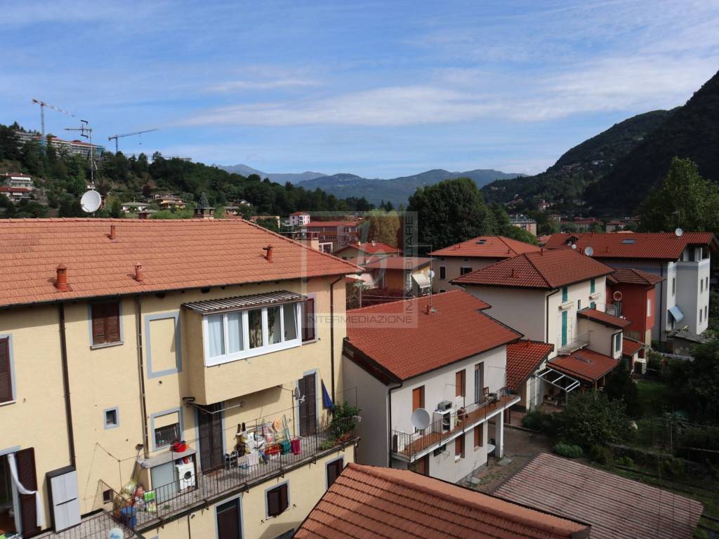 Appartamento a Laveno-mombello in Via Damiano Chiesa, 5 - Foto 2