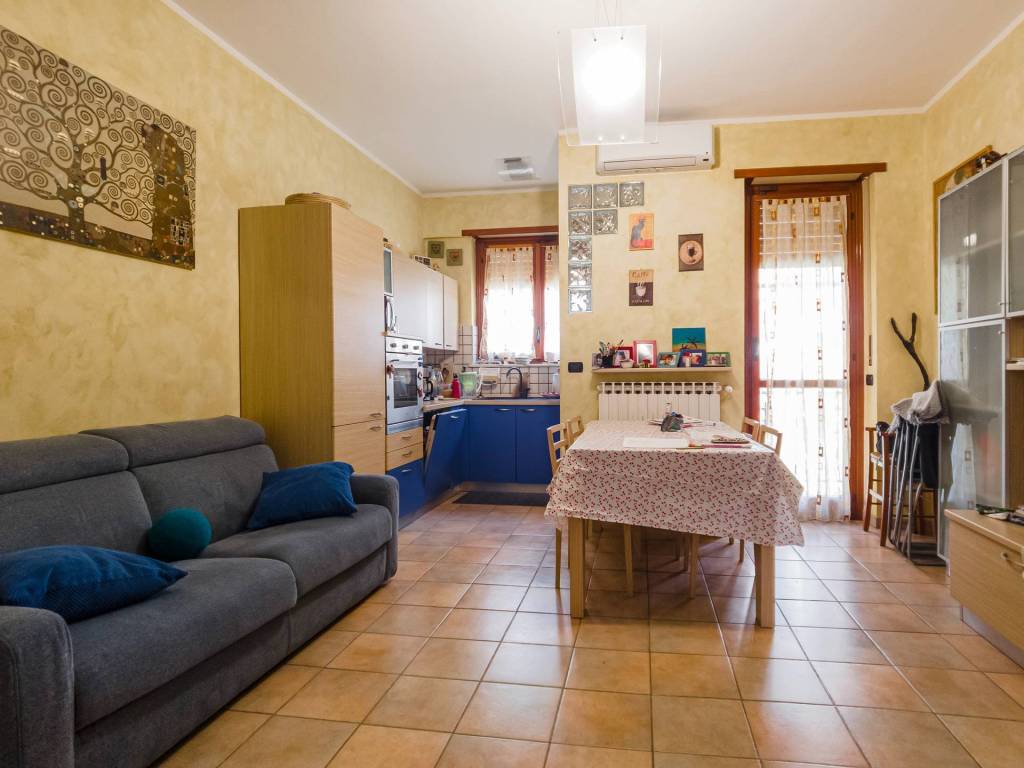 Appartamento a Collegno in Via Lorenzini, 10 - Foto 2