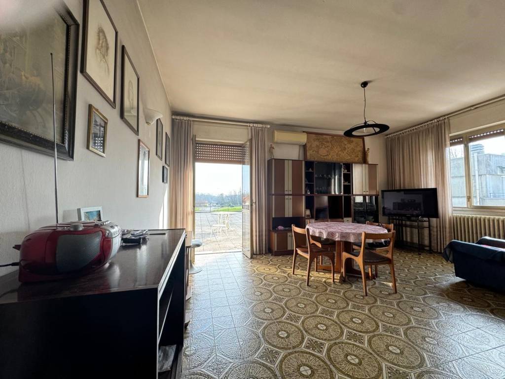 Casa indipendente a Cardano al campo in Via Adige, 102 - Foto 2
