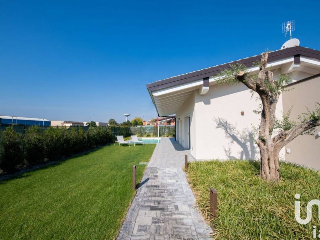 Villa a Castiglione delle stiviere in Via Tezzole, 1 - Foto 4