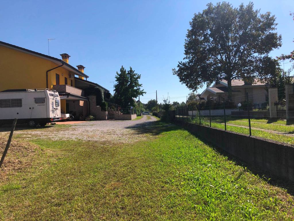 Terreno a Capriva del friuli in Via Pietro Zorutti - Foto 4