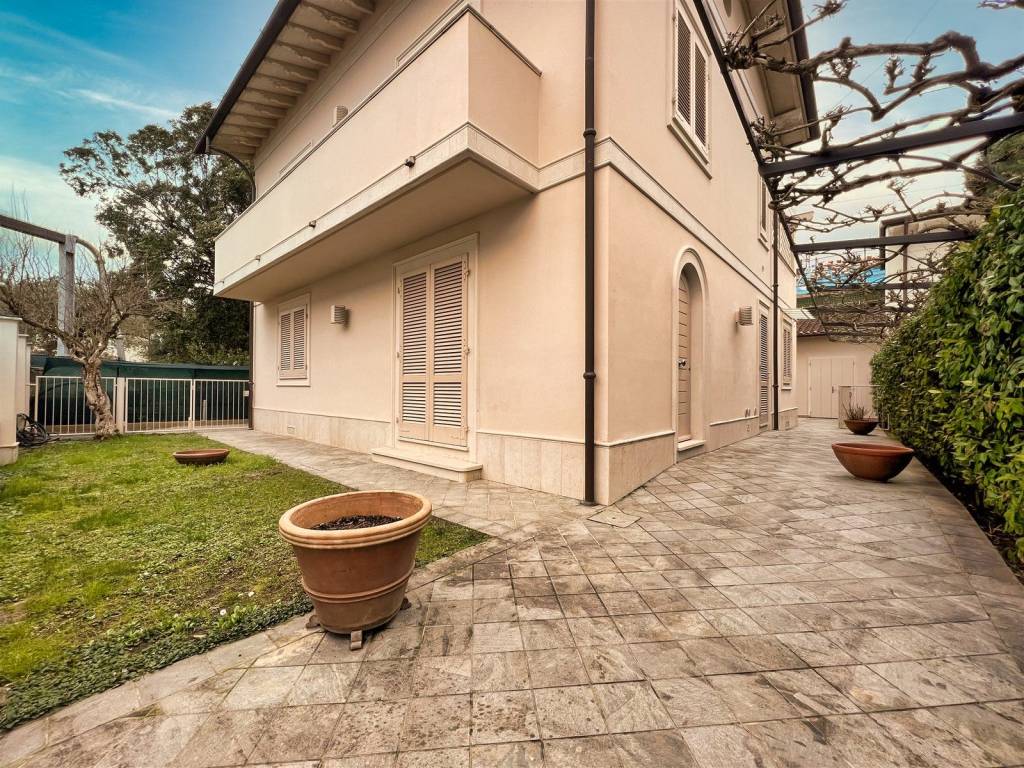 Villa a Forte dei marmi in Via Alessandro Volta - Foto 2