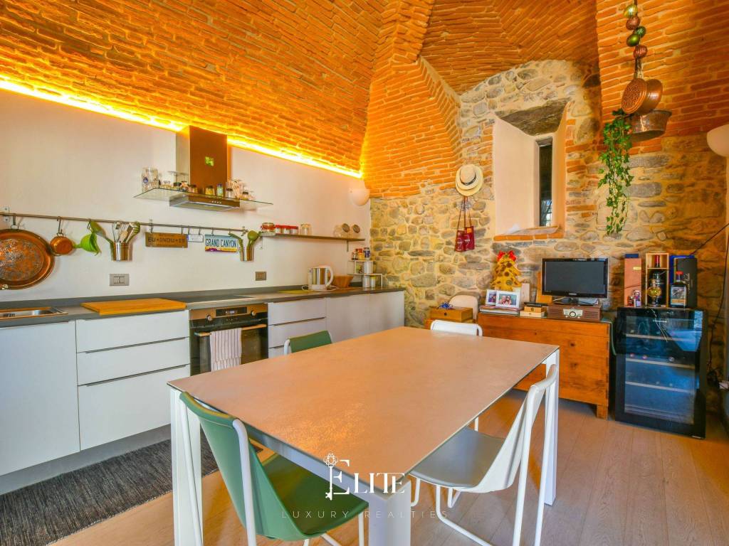 Appartamento a Gavirate in Piazza Chiostro, 14 - Foto 2