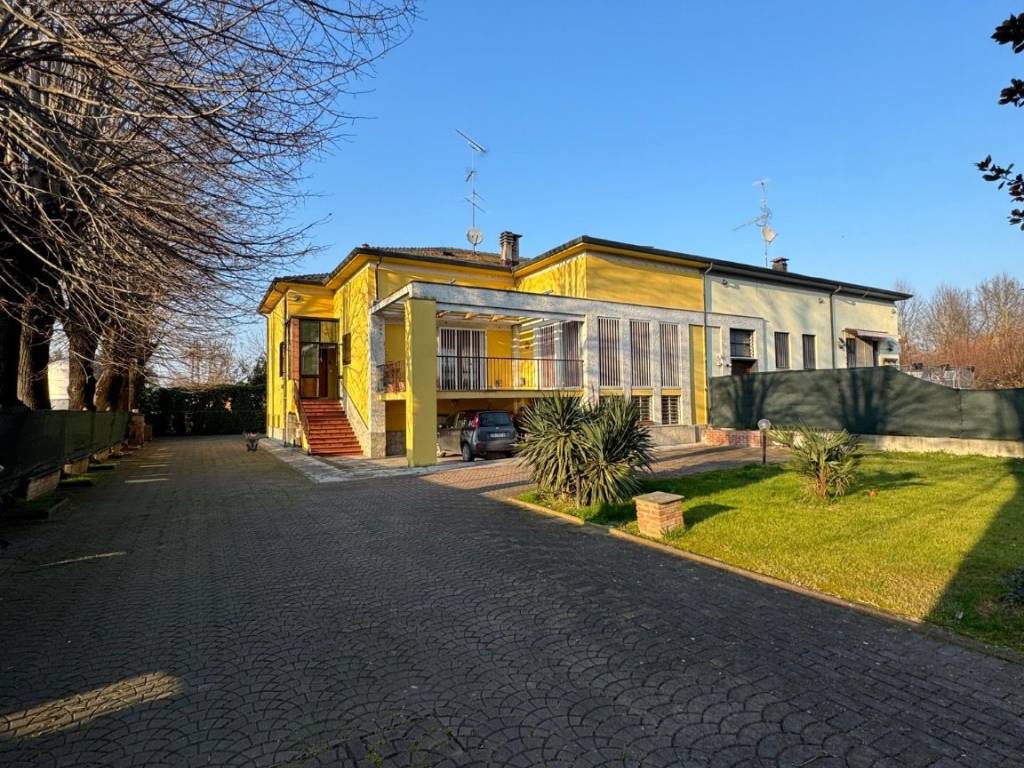 Villa a Finale emilia in Via per Modena Ovest, 48 - Foto 2