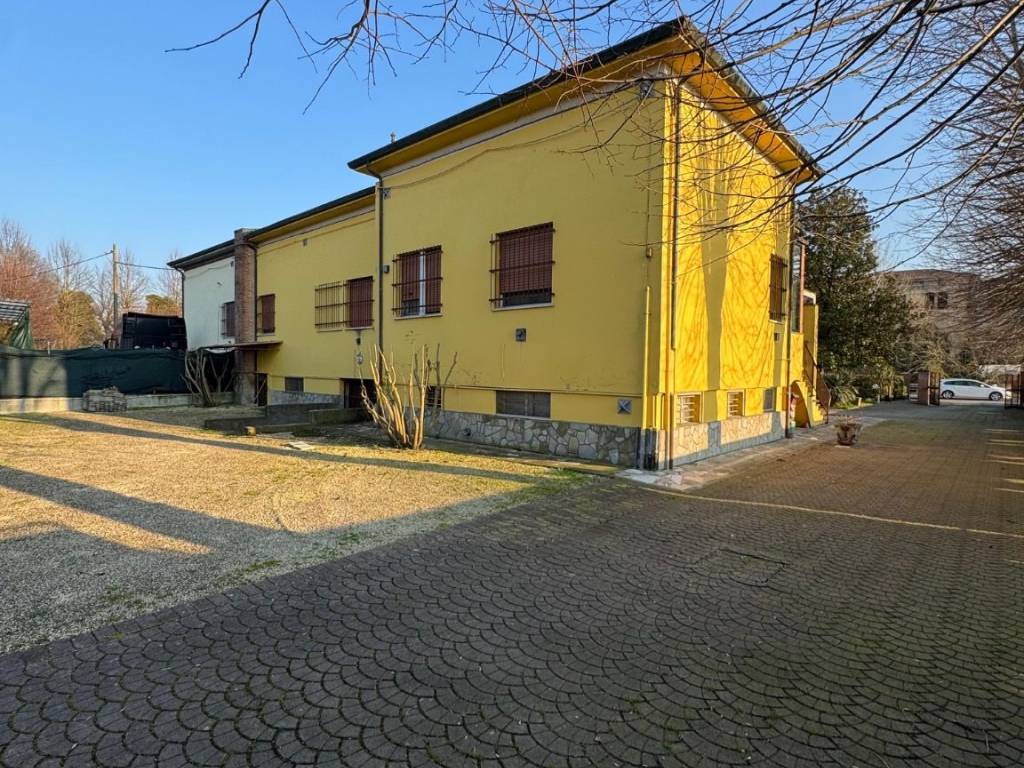 Villa a Finale emilia in Via per Modena Ovest, 48 - Foto 3