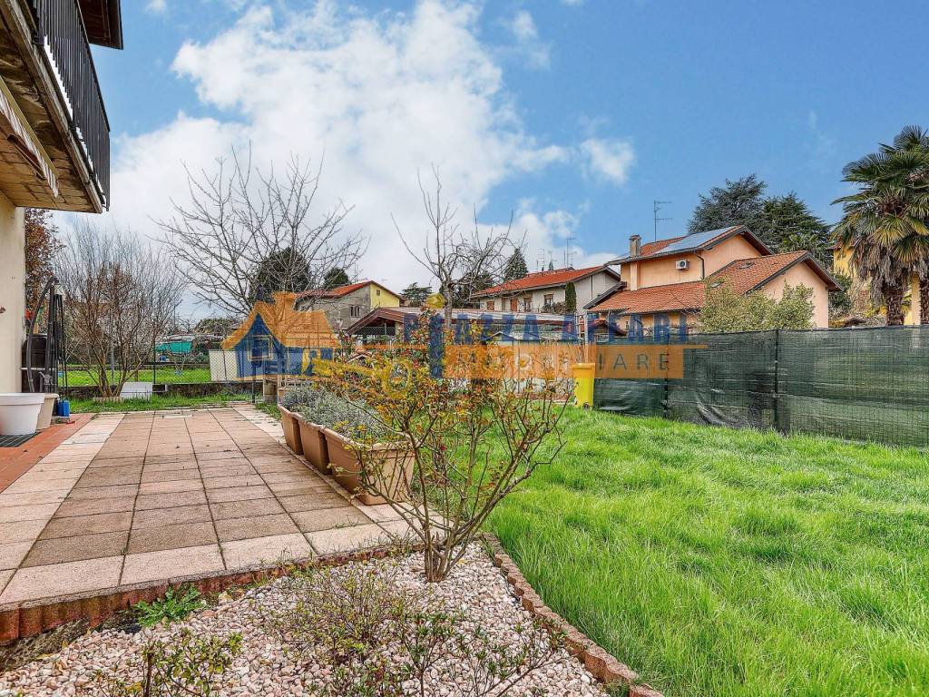 Villetta a schiera a Caronno varesino in Via Giacomo Puccini - Foto 4