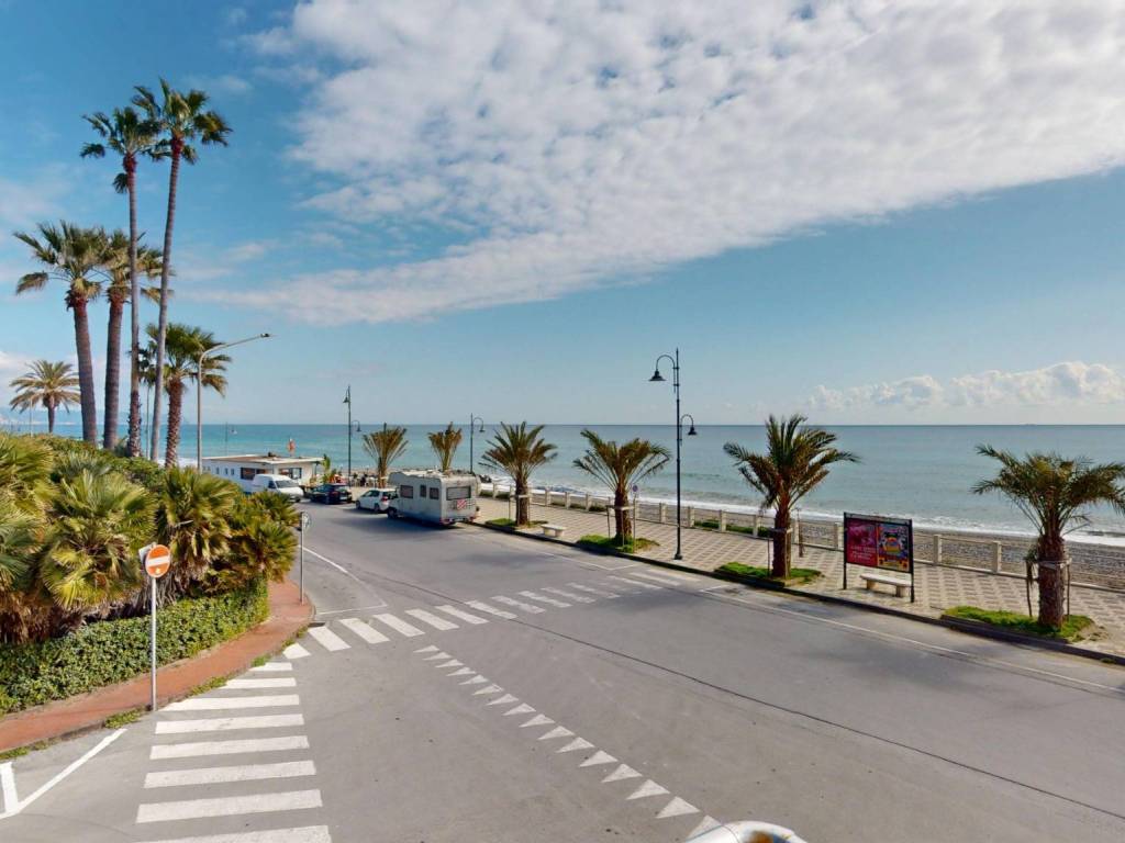 Appartamento a Albenga in Lungomare Cristoforo Colombo, 20 - Foto 2
