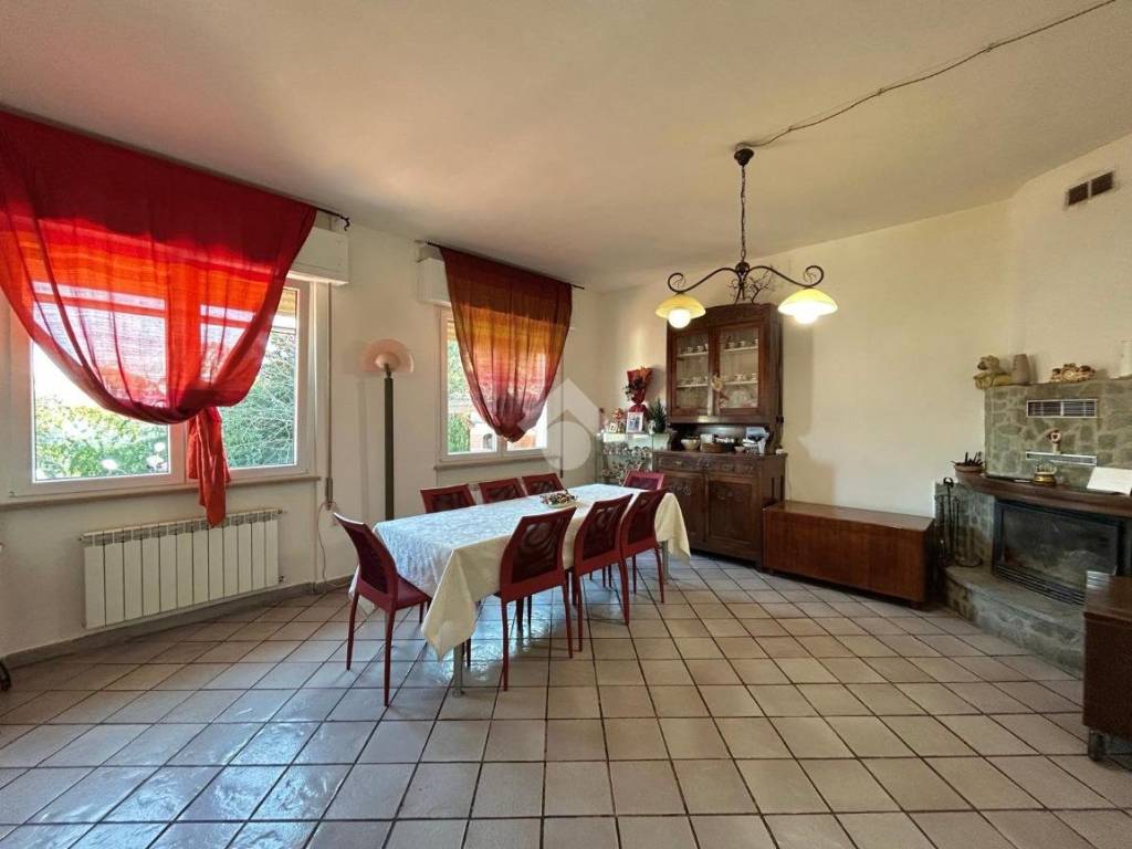 Villa a Follo in Via 2 giugno, 26 - Foto 2