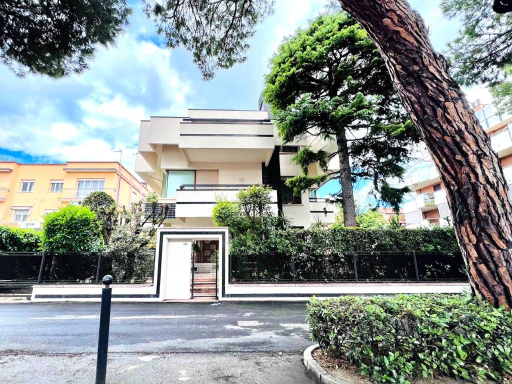 Villa a Riccione in Viale Maria Borman Ceccarini - Foto 2
