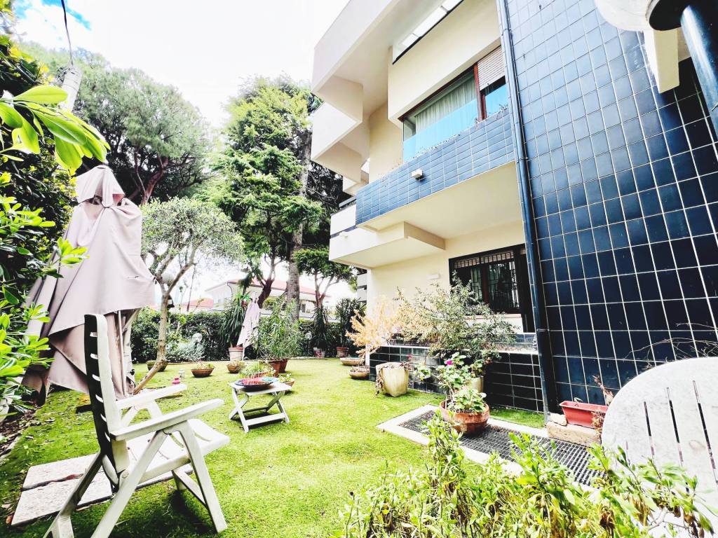 Villa a Riccione in Viale Maria Borman Ceccarini - Foto 4