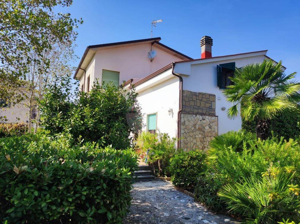 Villa a Minturno in Via Cristoforo Colombo, 143 - Foto 2