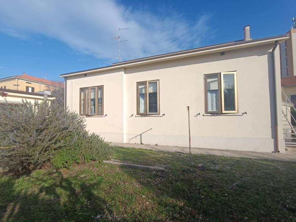 Villa a Mondolfo in Viale Giosuè Carducci, 106 - Foto 2