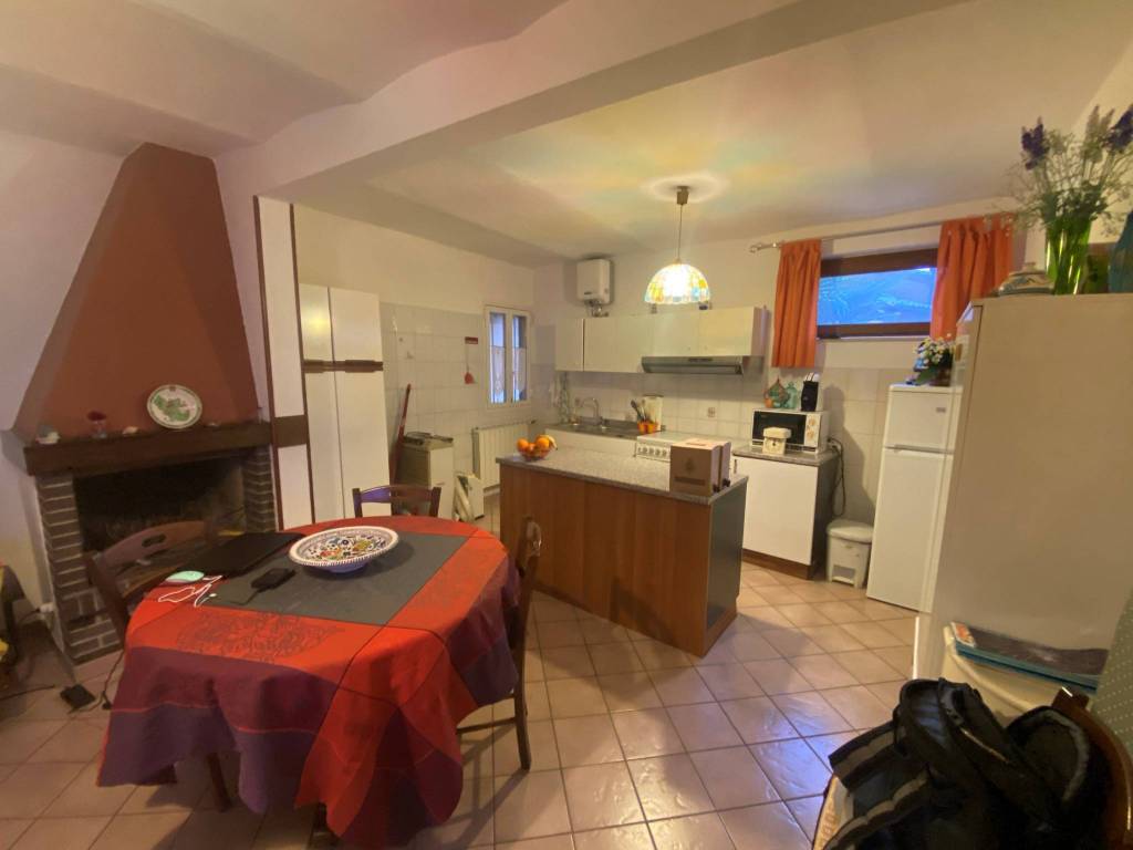 Casa indipendente a Castiglione del lago in Piazza San Lorenzo - Foto 2