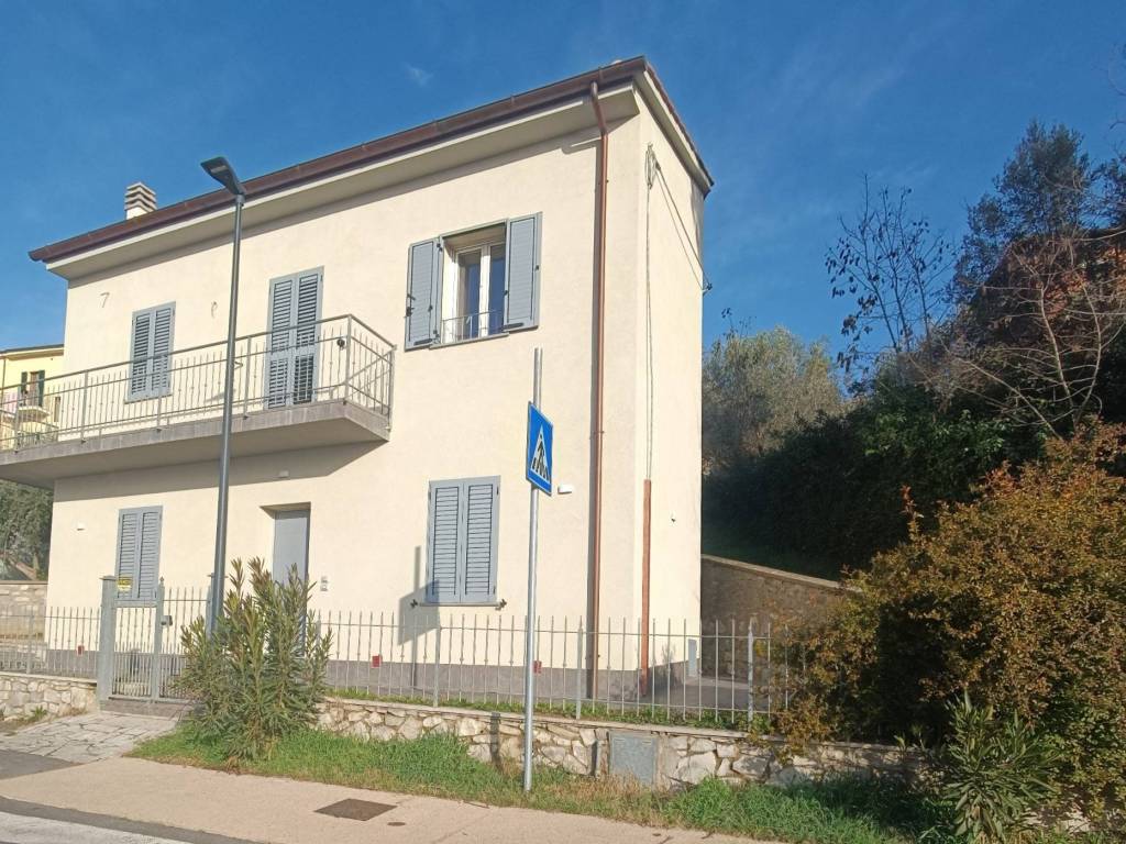 Villa a Castiglione del lago in Viale Divisione Partigiani Garibaldi - Foto 4