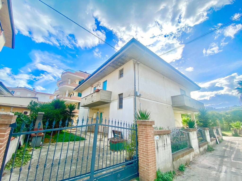 Casa indipendente a Alba adriatica in Via Arno, 29 - Foto 2