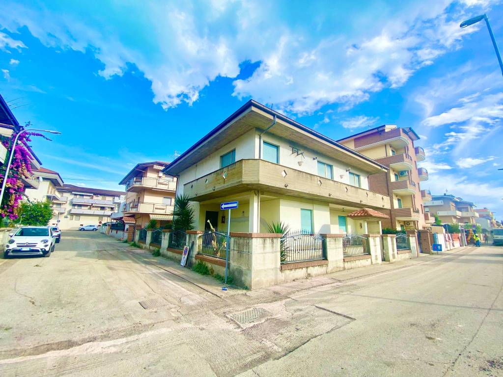 Casa indipendente a Alba adriatica in Via Arno, 29 - Foto 3