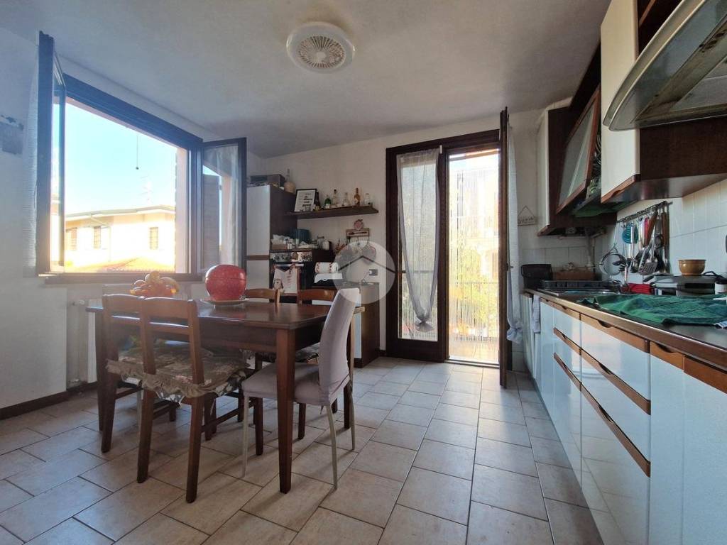 Villa a Bagnolo san vito in Via U. Foscolo, 21 - Foto 2