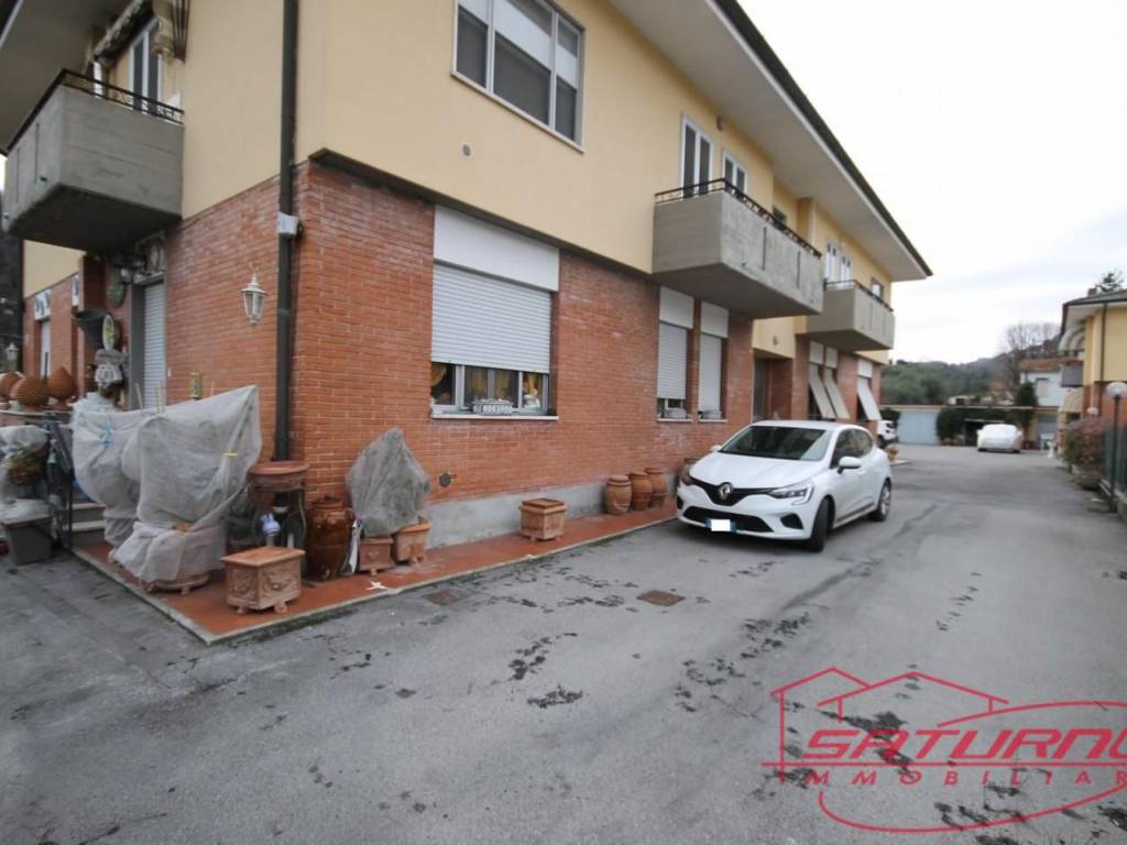 Appartamento a Lucca in Via Luigi Vecchiacchi, , 47 - Foto 2