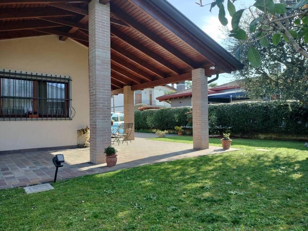 Villa a Sagrado in via volta, 16 - Foto 2