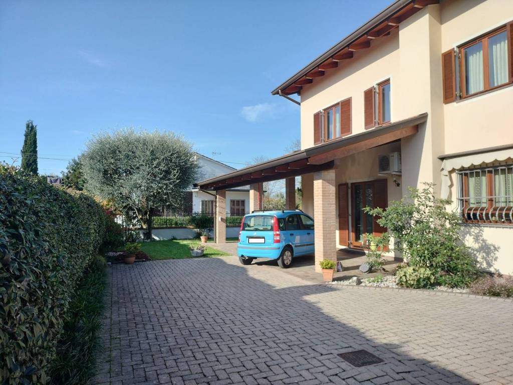 Villa a Sagrado in via volta, 16 - Foto 3