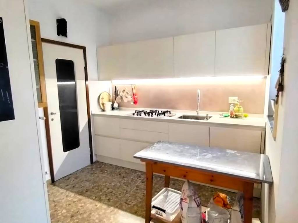 Appartamento a Verona in Via Alessandro Poerio - Foto 2