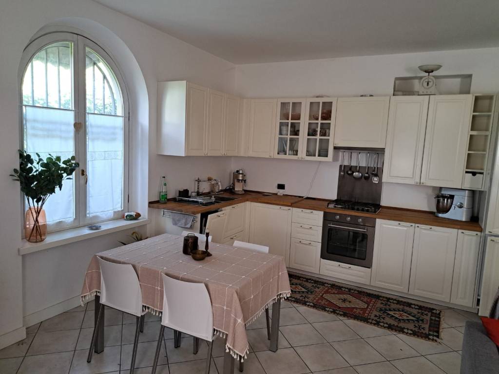Appartamento a Angera in Via Giuseppe Verdi - Foto 2