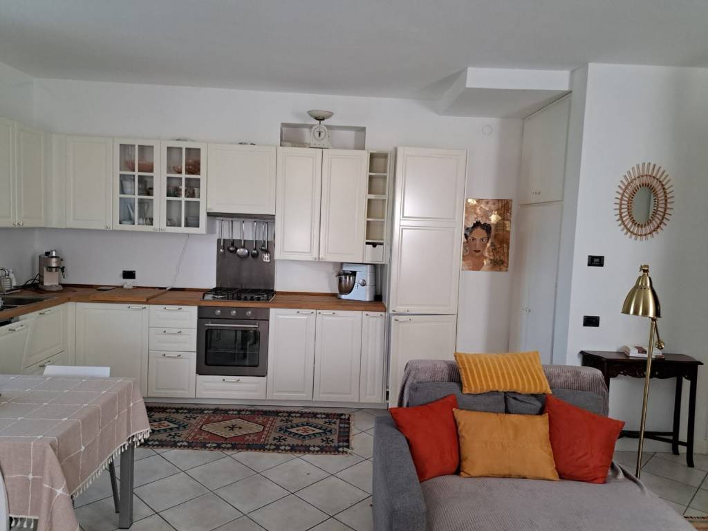 Appartamento a Angera in Via Giuseppe Verdi - Foto 4