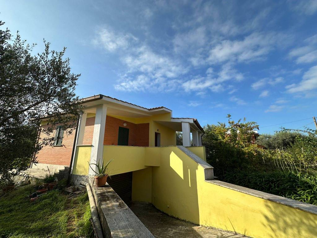 Villa a Aprilia in Via Fossignano - Foto 3