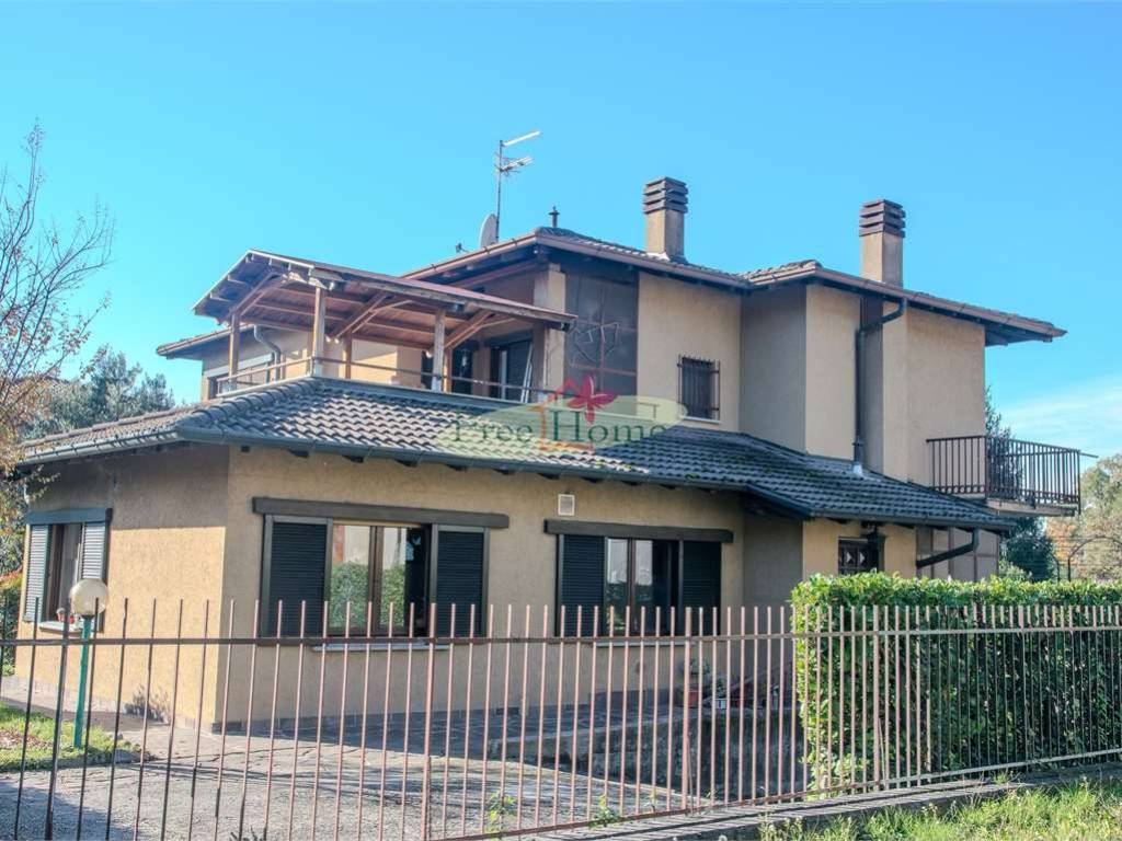 Villa a Gavirate in Via Giacomo Leopardi , 2 - Foto 2