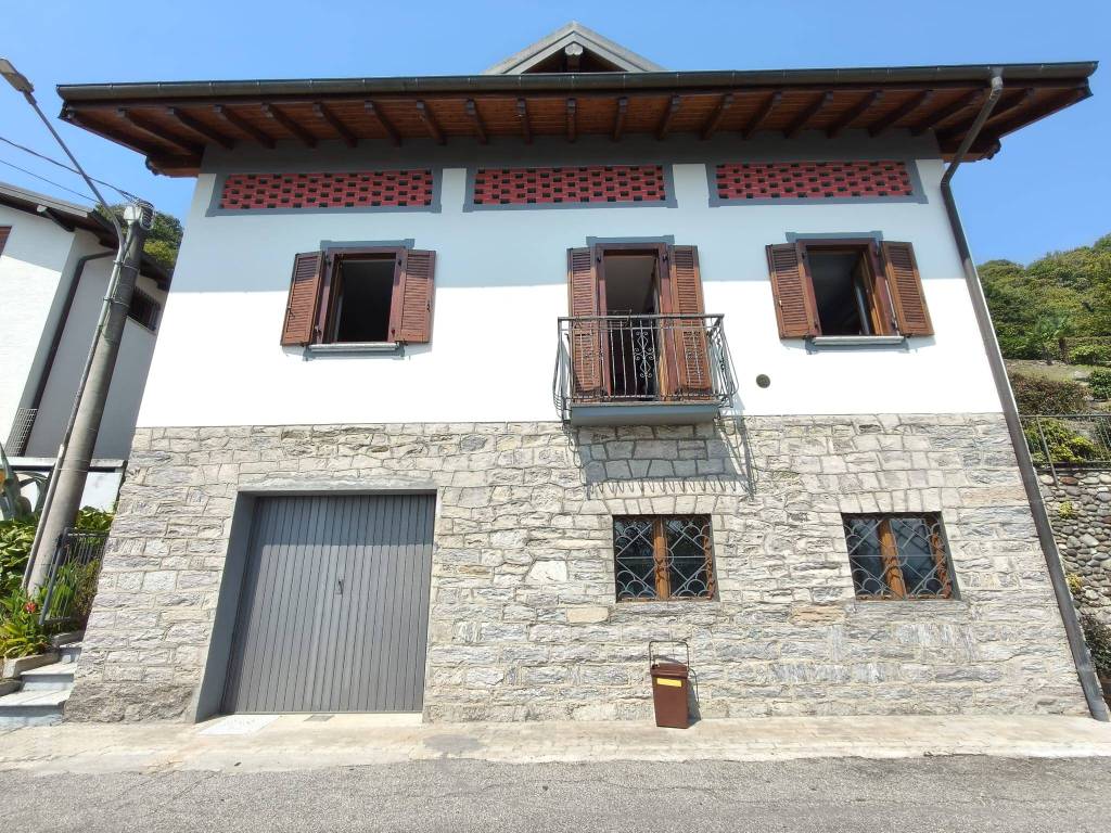 Villa a Oggebbio in Strada Antonio Manzi, 92 - Foto 2