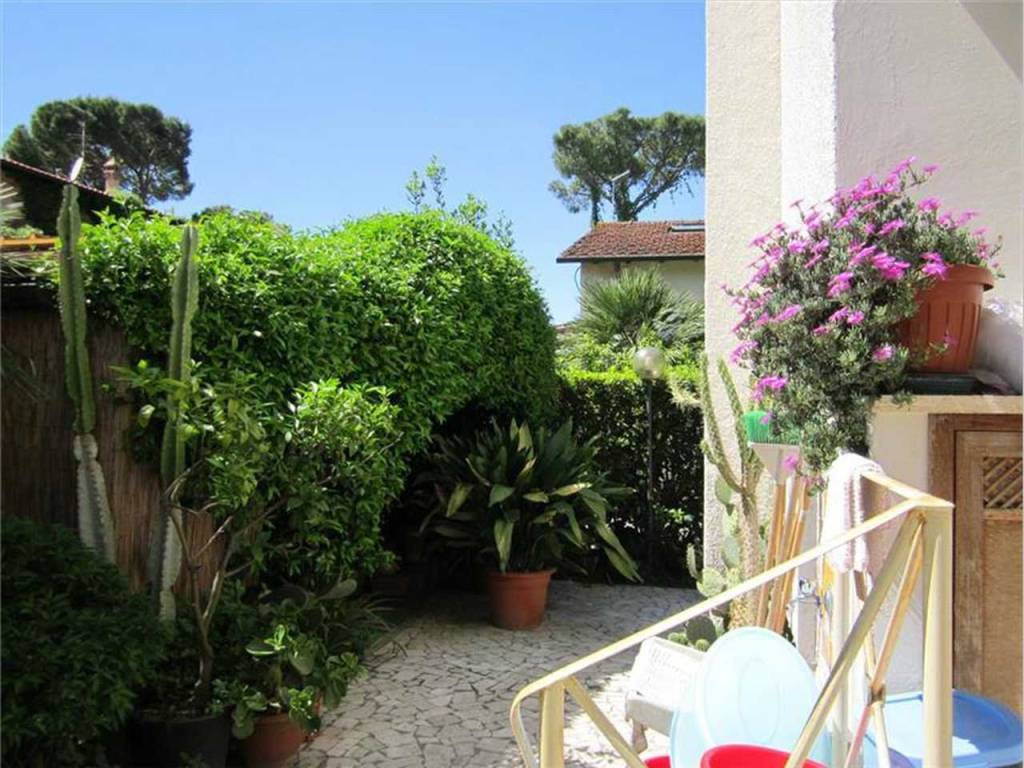 Villa a Forte dei marmi in Via Duca d'Aosta - Foto 4