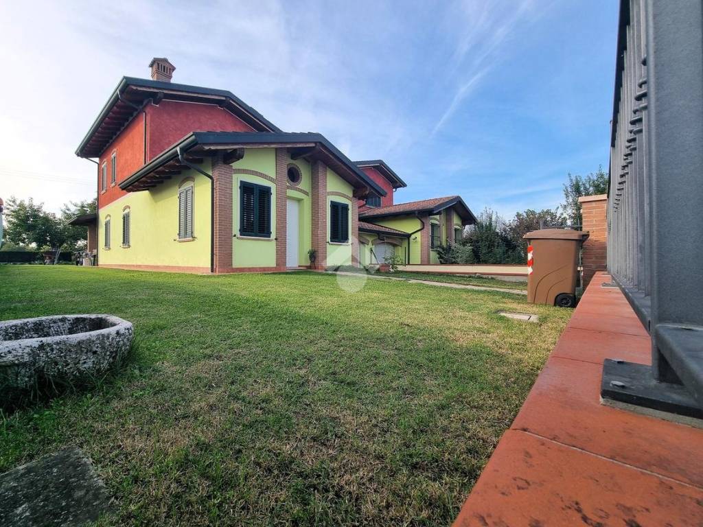 Villa a Bagnolo san vito in Via Papa Giovanni Paolo II' - Foto 2