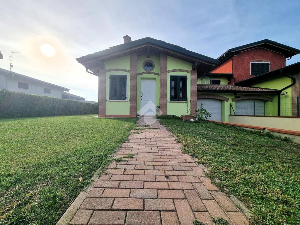 Villa a Bagnolo san vito in Via Papa Giovanni Paolo II' - Foto 3