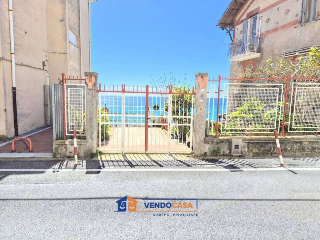Appartamento a Finale ligure in Via Generale Enrico Caviglia - Foto 2