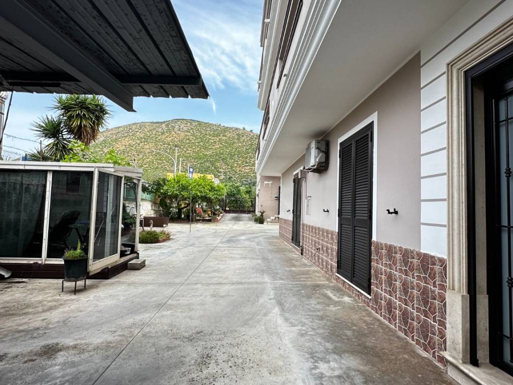 Villa a Maddaloni in Via Statale Appia, 71 - Foto 5