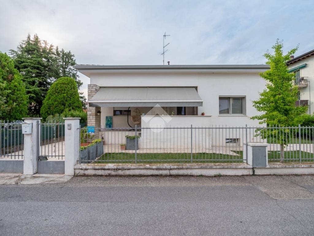 Villa a Villafranca di verona in Via Dott. Giovanni Domenico Franklin Vivenza, 1 - Foto 2
