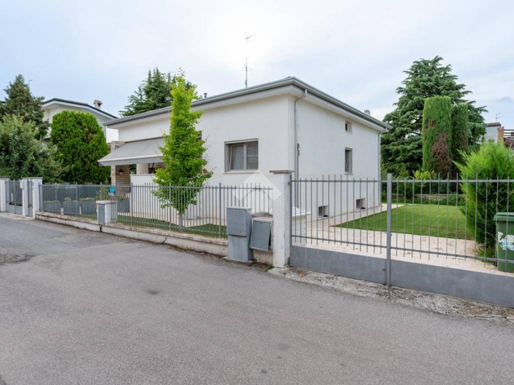 Villa a Villafranca di verona in Via Dott. Giovanni Domenico Franklin Vivenza, 1 - Foto 3