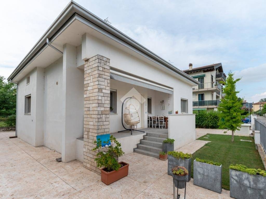 Villa a Villafranca di verona in Via Dott. Giovanni Domenico Franklin Vivenza, 1 - Foto 4