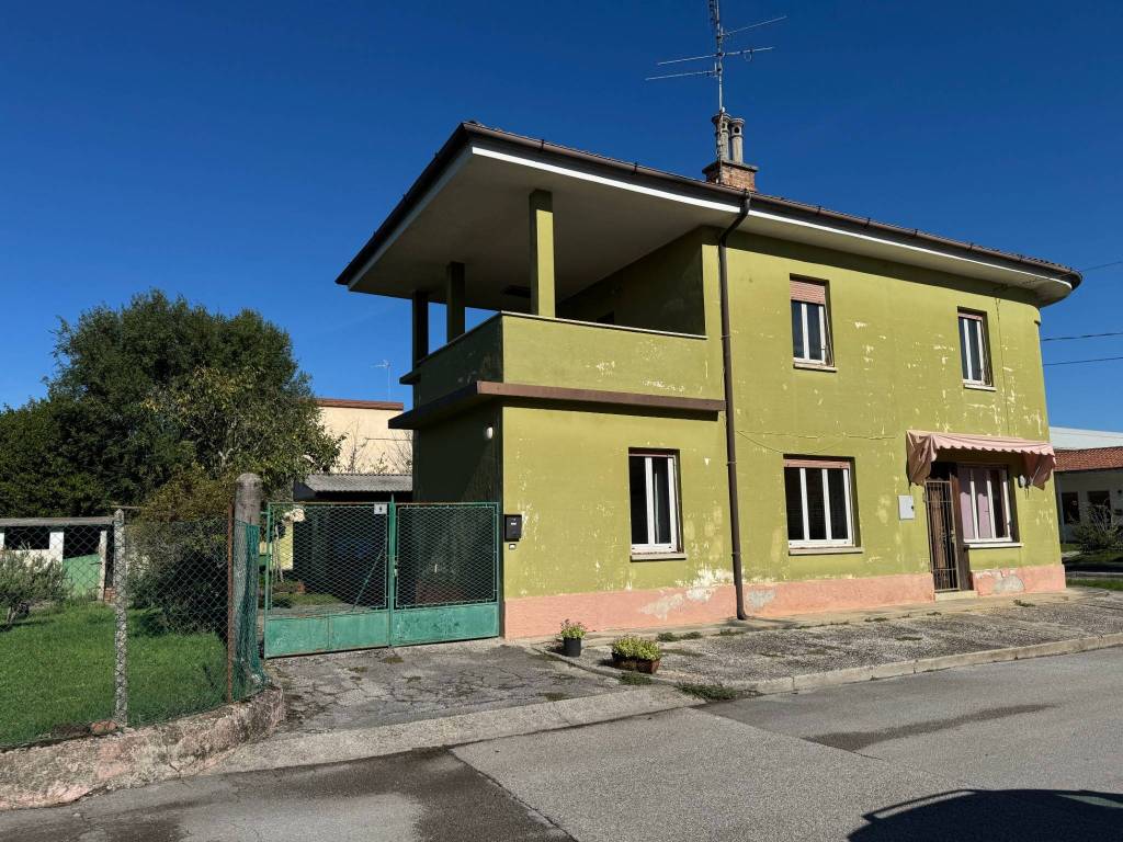 Villa a Capriva del friuli in Via Nazario Sauro - Foto 2