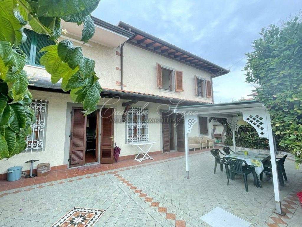 Villa a Forte dei marmi in Via Francesco Carrara - Foto 3