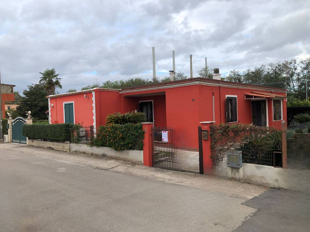 Villa a Aprilia in Via Titta Ruffo , 8 - Foto 2