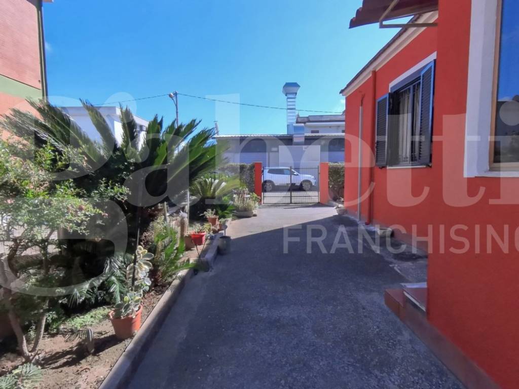 Villa a Aprilia in Via Titta Ruffo , 8 - Foto 3