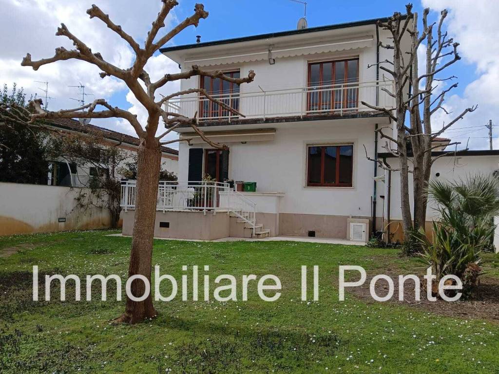 Villa a Camaiore in Via 25 Luglio - Foto 2
