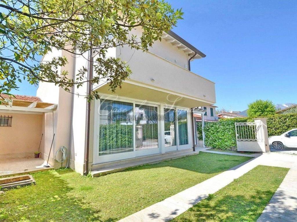 Villa a Forte dei marmi in Via Amilcare Ponchielli - Foto 2