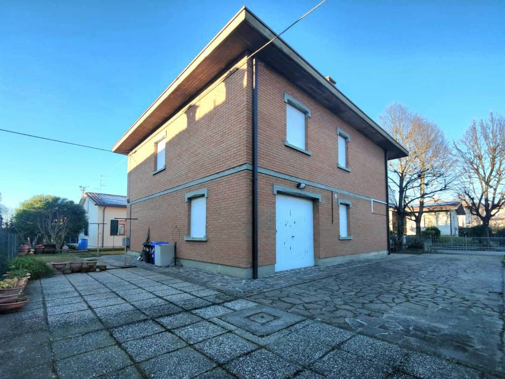Villa a Novi di modena in Via della Libertà, 57 - Foto 3