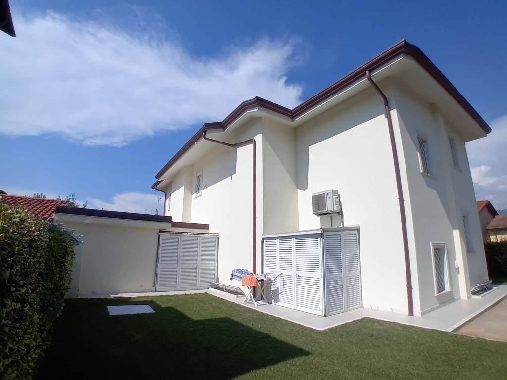 Villa a Pietrasanta in Via Leonardo da Vinci - Foto 2